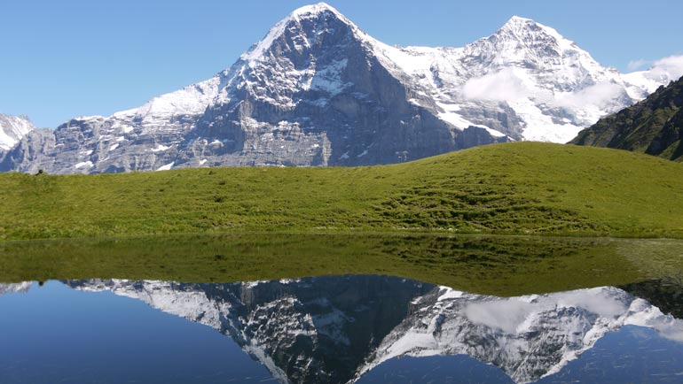 Cara norte del Eiger reflejada en un lago.